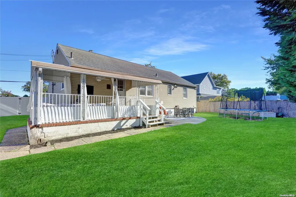 29 Hampton Boulevard Massapequa NY 11758