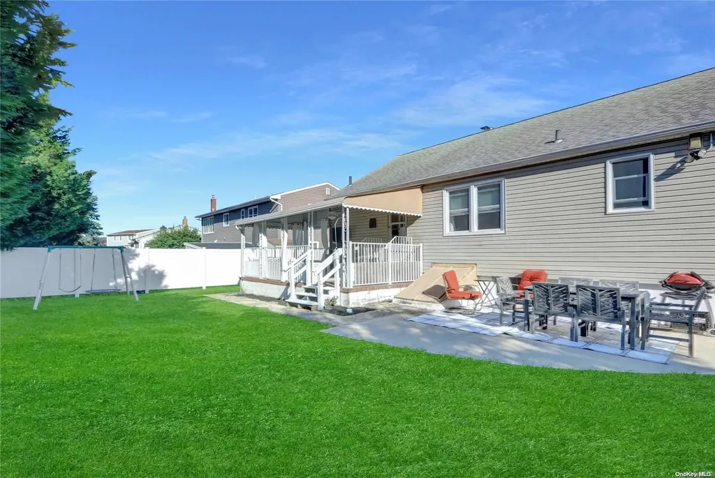 29 Hampton Boulevard Massapequa NY 11758