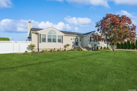 23 Nassau Avenue West Babylon NY 11704