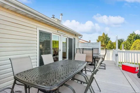 23 Nassau Avenue West Babylon NY 11704