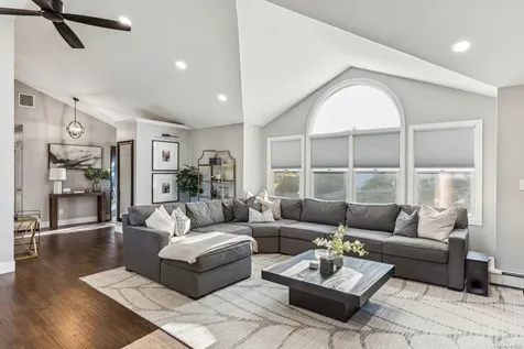 23 Nassau Avenue West Babylon NY 11704