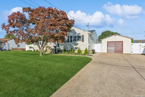 23 Nassau Avenue West Babylon NY 11704