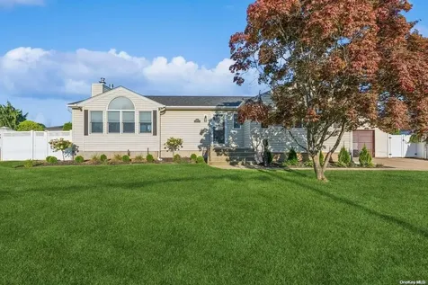 23 Nassau Avenue West Babylon NY 11704