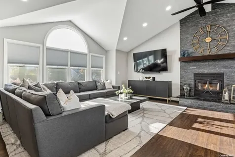 23 Nassau Avenue West Babylon NY 11704