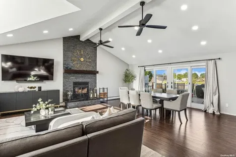 23 Nassau Avenue West Babylon NY 11704