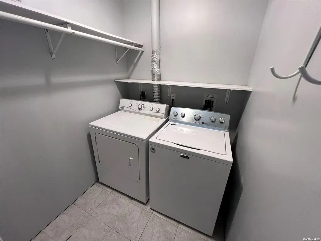 255 Granada Parkway Lindenhurst NY 11757