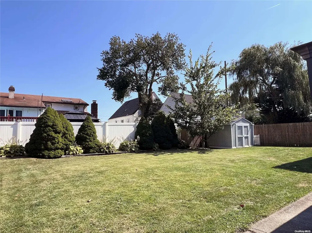255 Granada Parkway Lindenhurst NY 11757