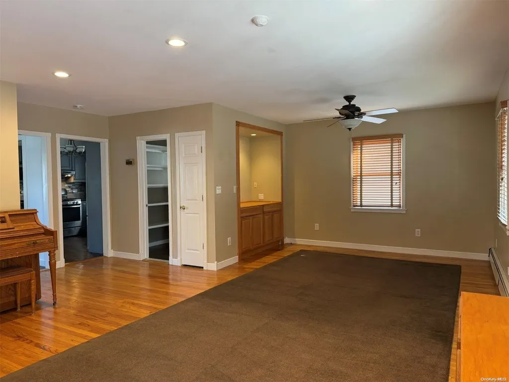 255 Granada Parkway Lindenhurst NY 11757
