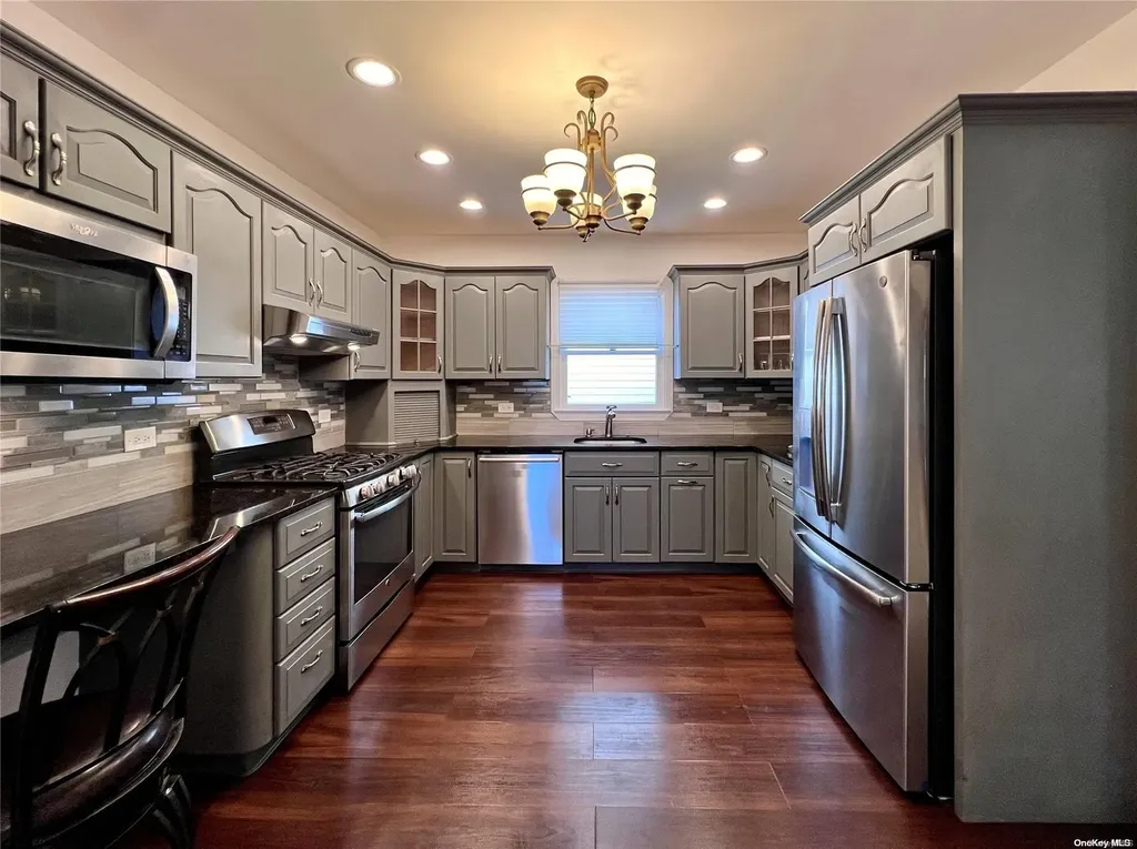 255 Granada Parkway Lindenhurst NY 11757