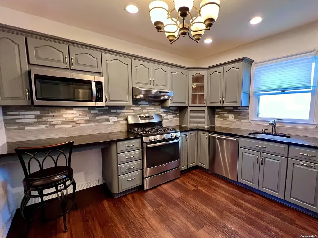 255 Granada Parkway Lindenhurst NY 11757