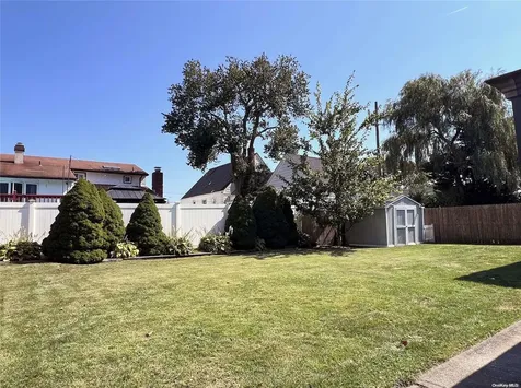 255 Granada Parkway Lindenhurst NY 11757