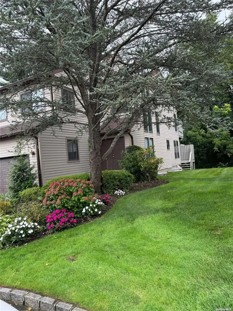 20 The Glen Glen Head NY 11545