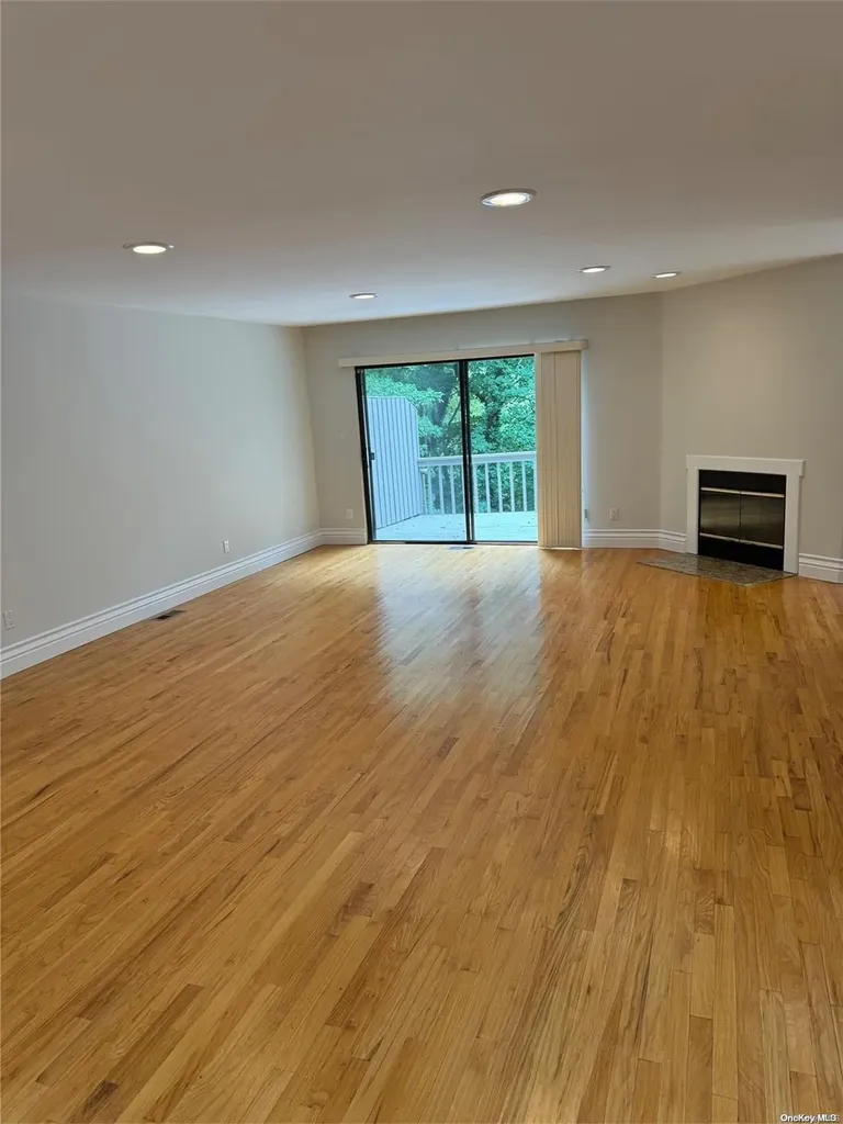 20 The Glen Glen Head NY 11545