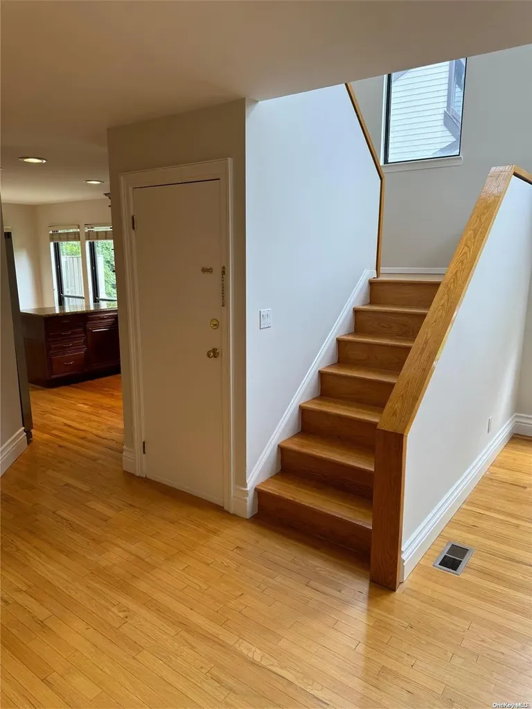 20 The Glen Glen Head NY 11545