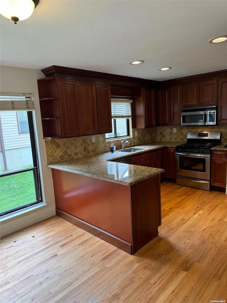 20 The Glen Glen Head NY 11545