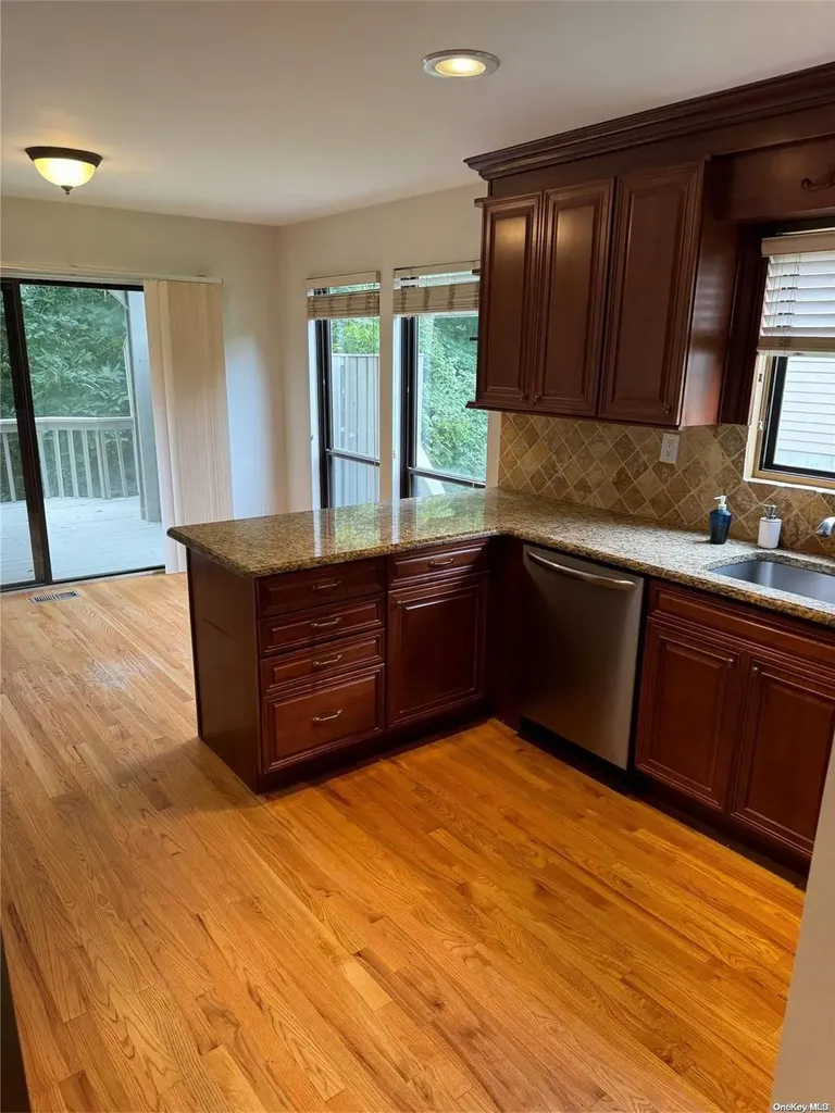 20 The Glen Glen Head NY 11545