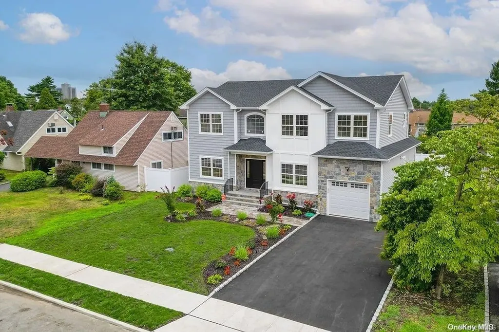 24 Hedge Lane Westbury NY 11590