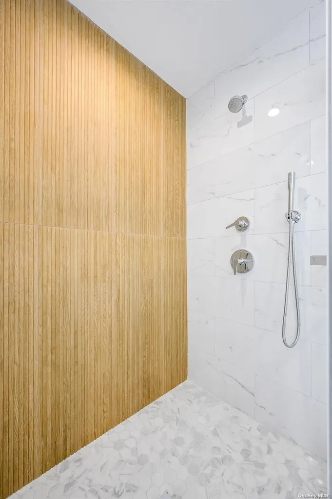 24 Hedge Lane Westbury NY 11590