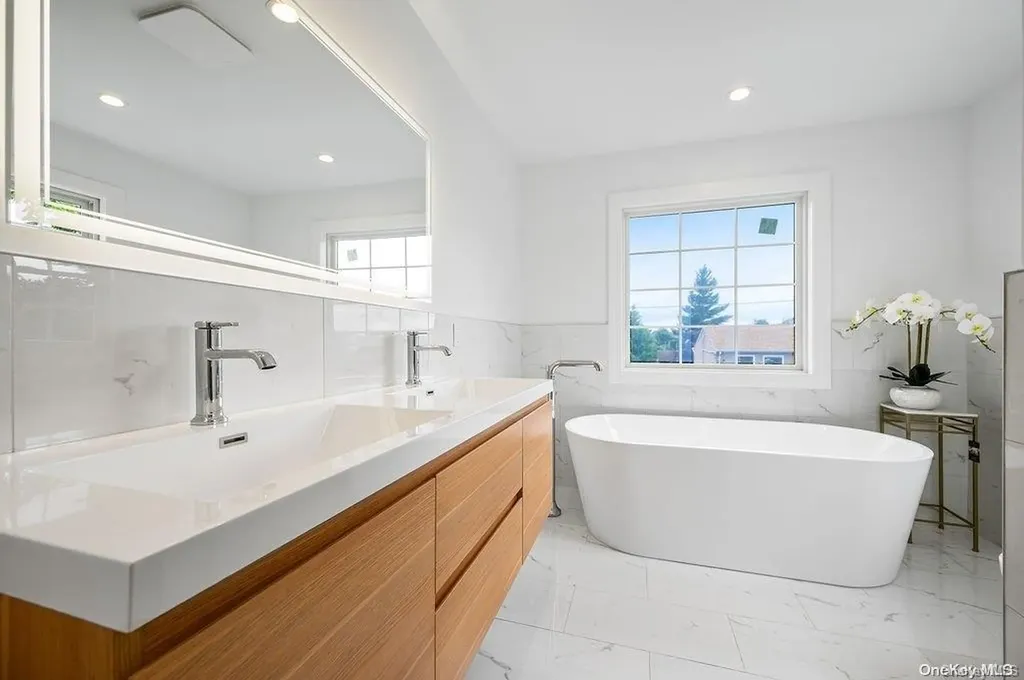 24 Hedge Lane Westbury NY 11590