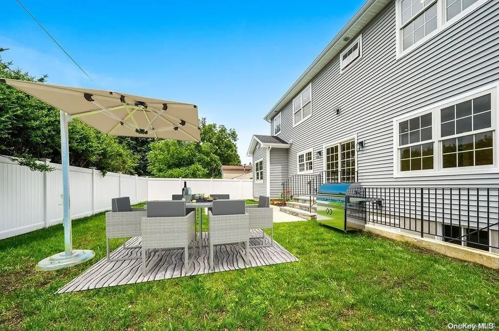 24 Hedge Lane Westbury NY 11590