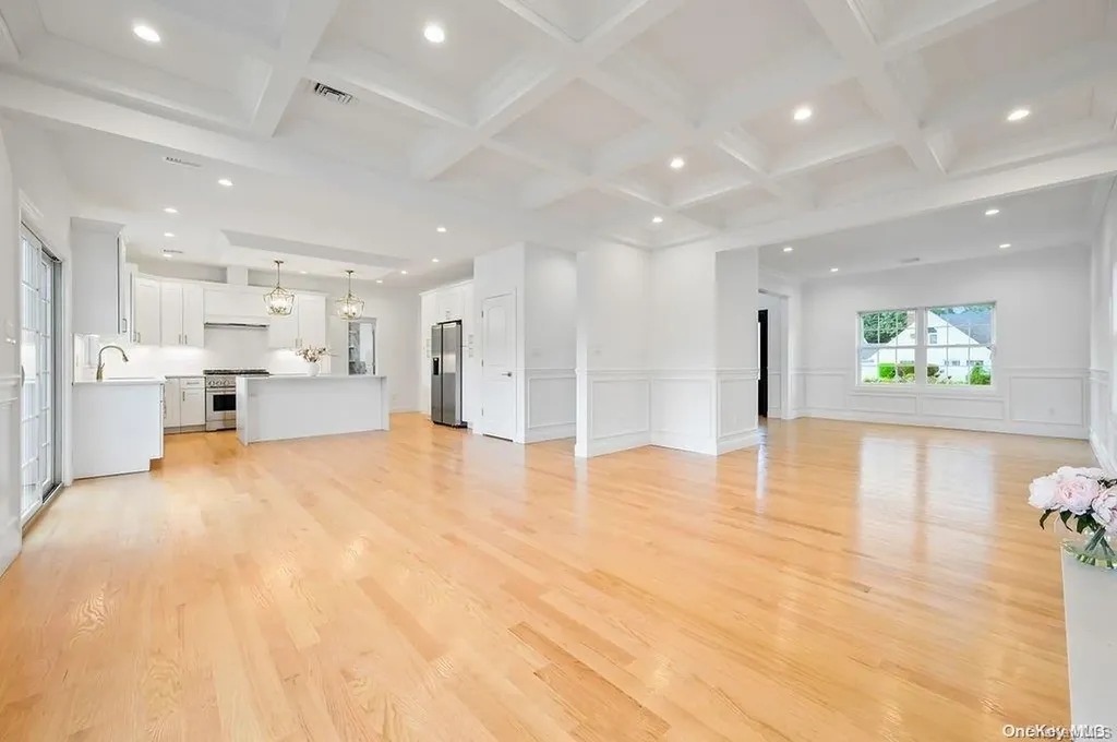 24 Hedge Lane Westbury NY 11590