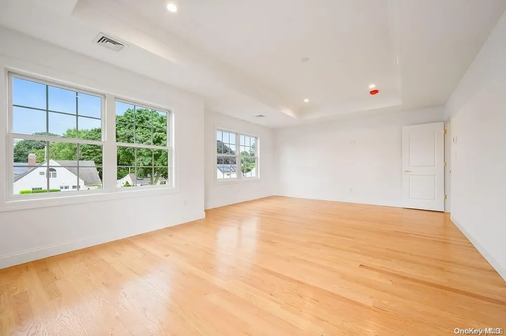 24 Hedge Lane Westbury NY 11590