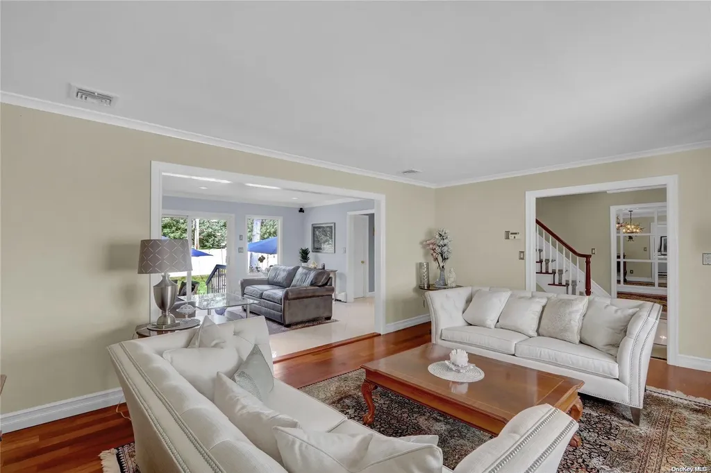 29 Frankie Lane Old Bethpage NY 11804
