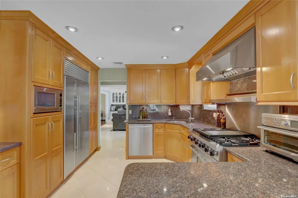 29 Frankie Lane Old Bethpage NY 11804