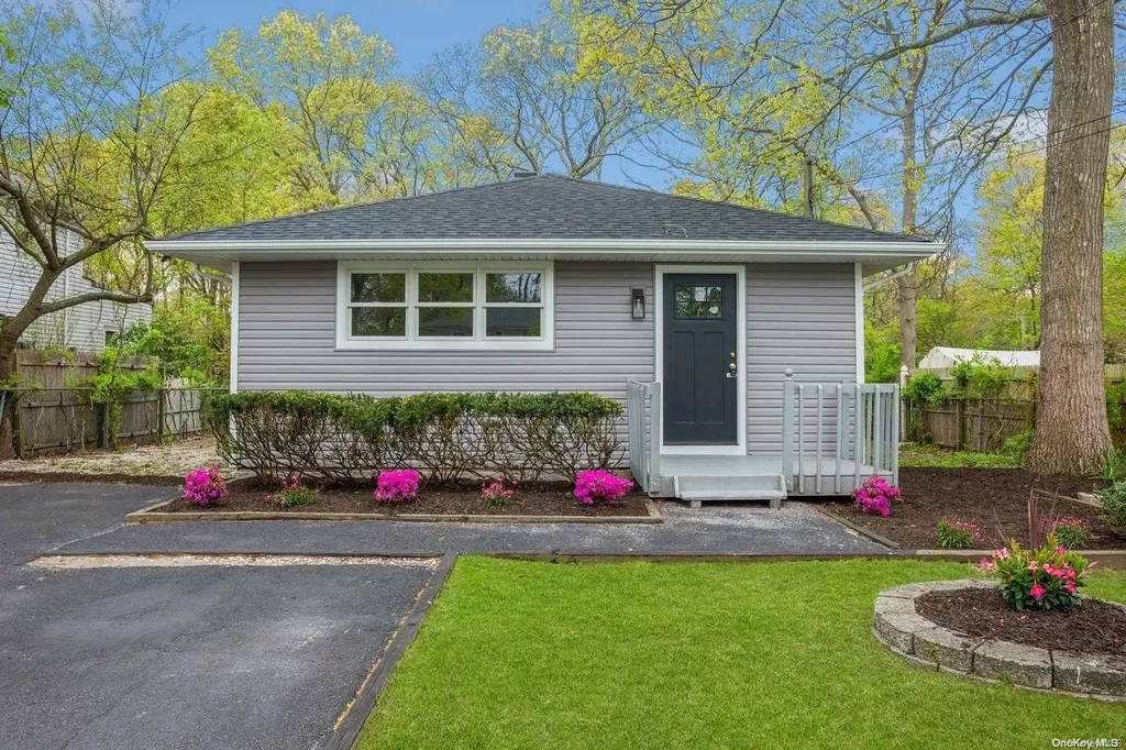42 Laurel Lane Shirley NY 11967