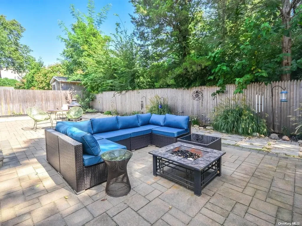 2 Foxcroft Road Albertson NY 11507