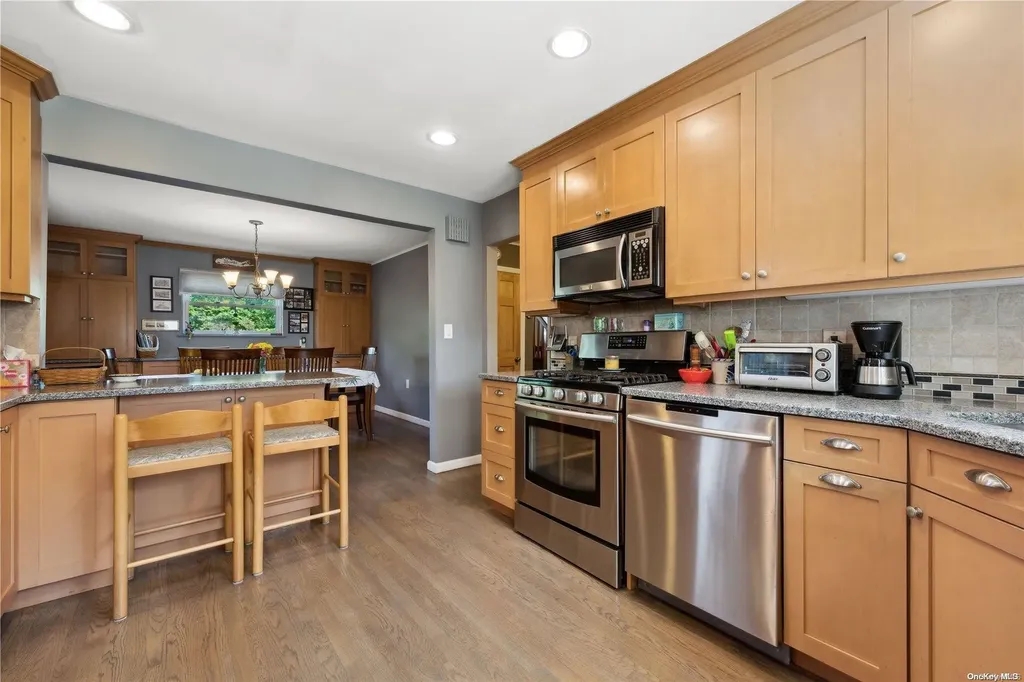 58 Reid Avenue Babylon NY 11702