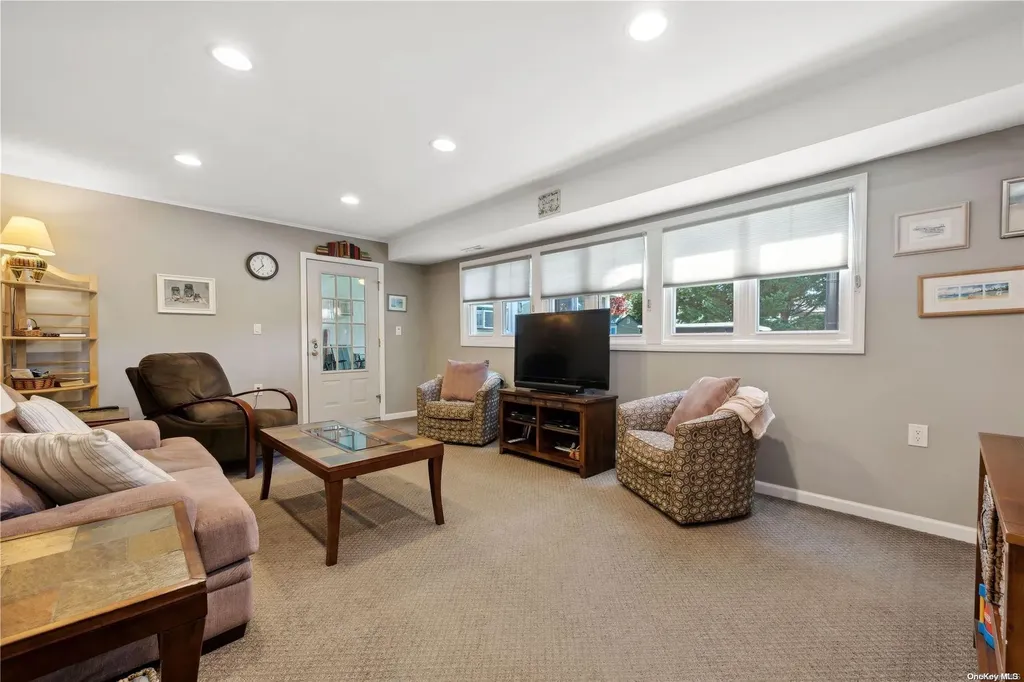 58 Reid Avenue Babylon NY 11702