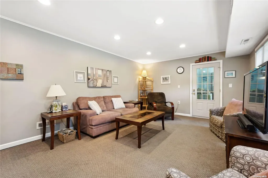 58 Reid Avenue Babylon NY 11702