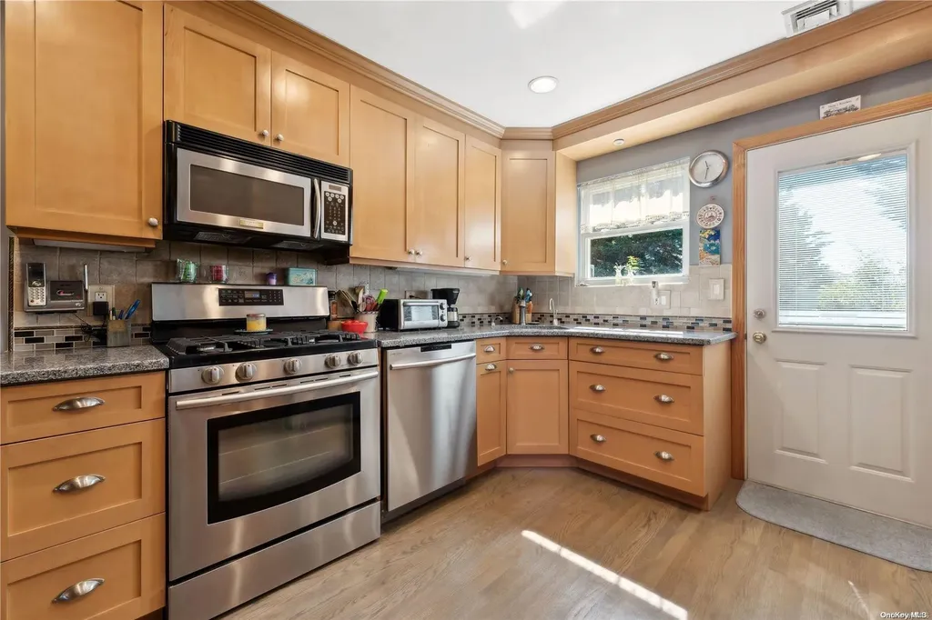 58 Reid Avenue Babylon NY 11702