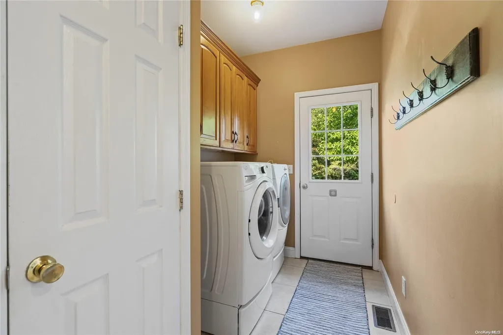 38 Ashley Circle Manorville NY 11949