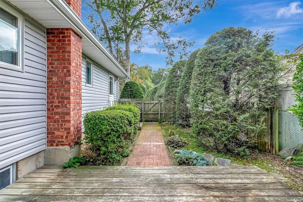 9 Brook Lane Smithtown NY 11787