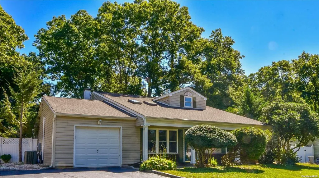 17 Yosemite Lane Coram NY 11727