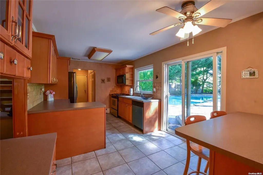 17 Yosemite Lane Coram NY 11727