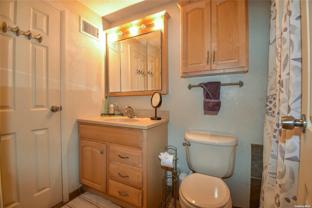 17 Yosemite Lane Coram NY 11727