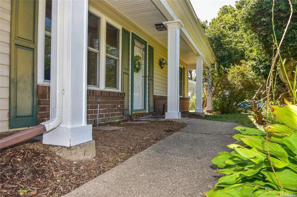 17 Yosemite Lane Coram NY 11727