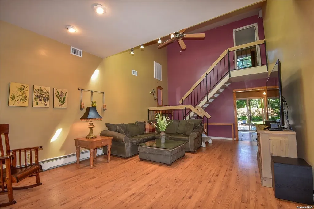 17 Yosemite Lane Coram NY 11727
