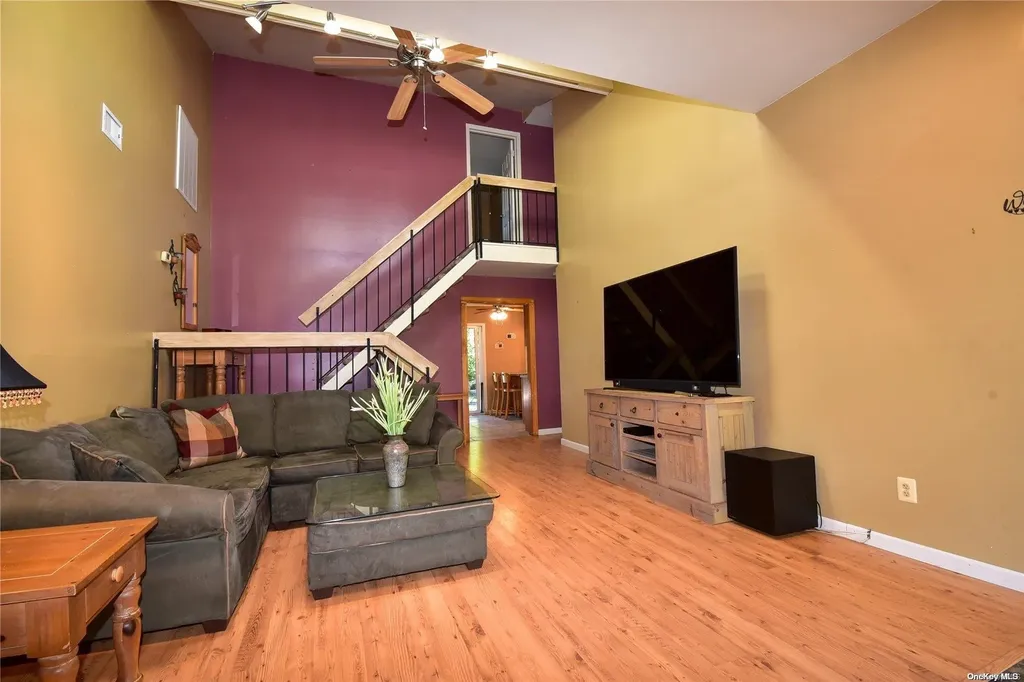17 Yosemite Lane Coram NY 11727