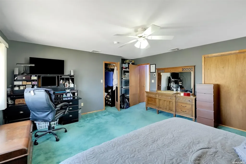 19 Ring Lane Levittown NY 11756