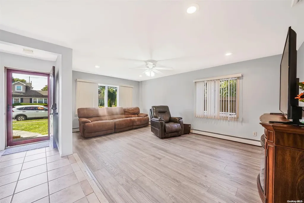 19 Ring Lane Levittown NY 11756