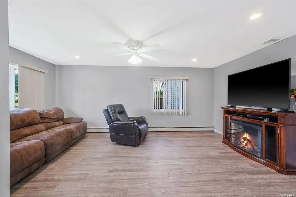 19 Ring Lane Levittown NY 11756
