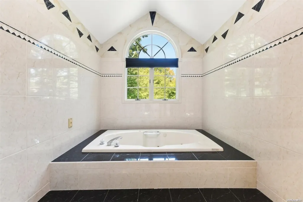 18 Cliff Drive Kings Park NY 11754