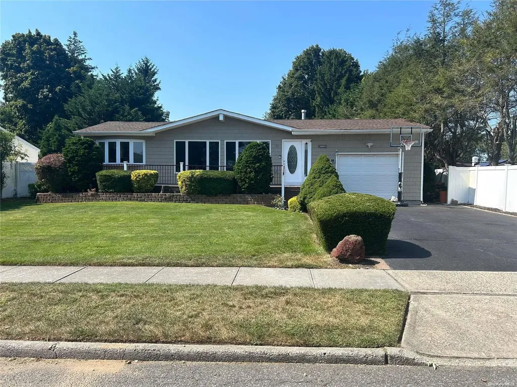 33 Hayrick Lane Commack NY 11725