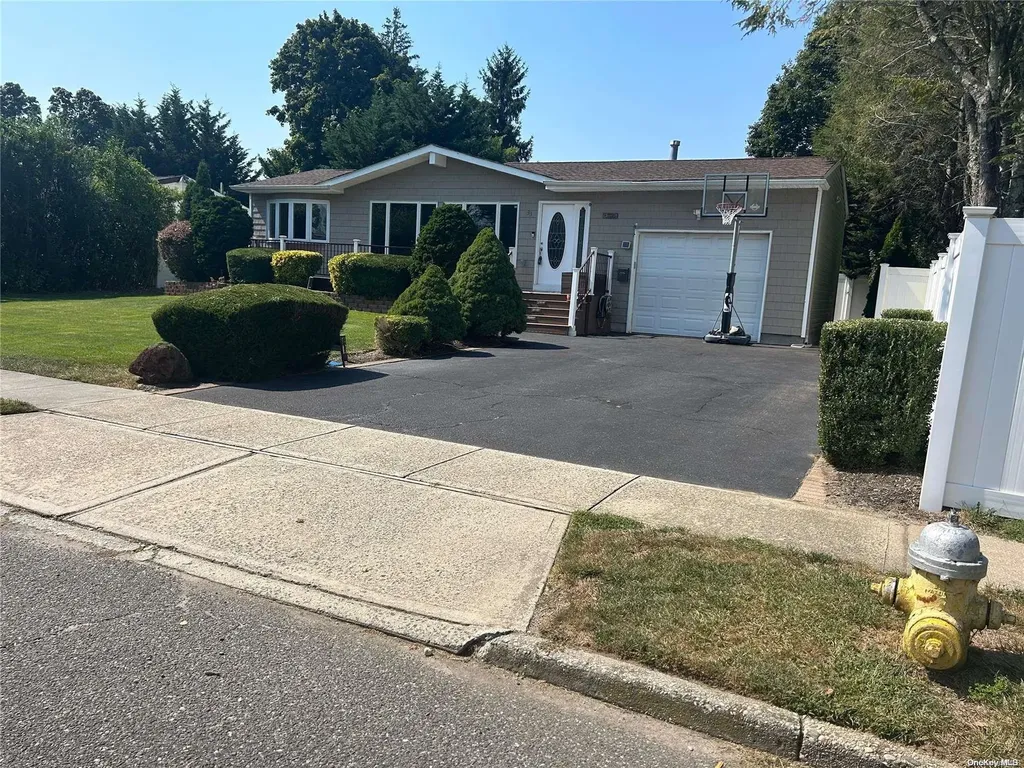 33 Hayrick Lane Commack NY 11725