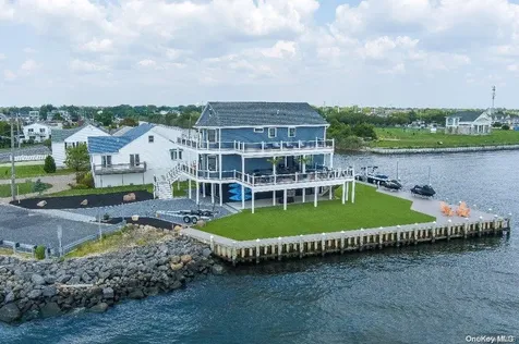 118 Westernconcourse Amity Harbor NY 11701