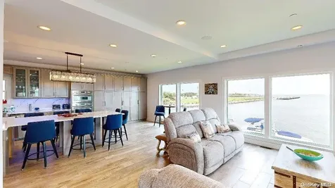 118 Westernconcourse Amity Harbor NY 11701